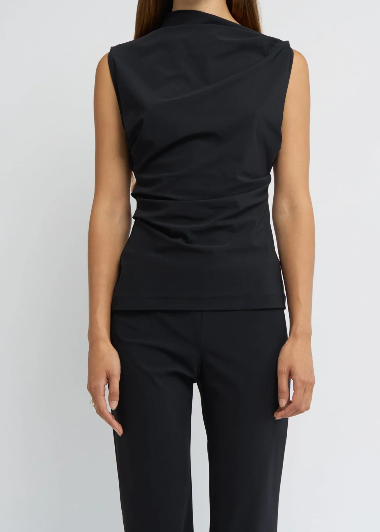 Asymmetric sleevesless top | Black