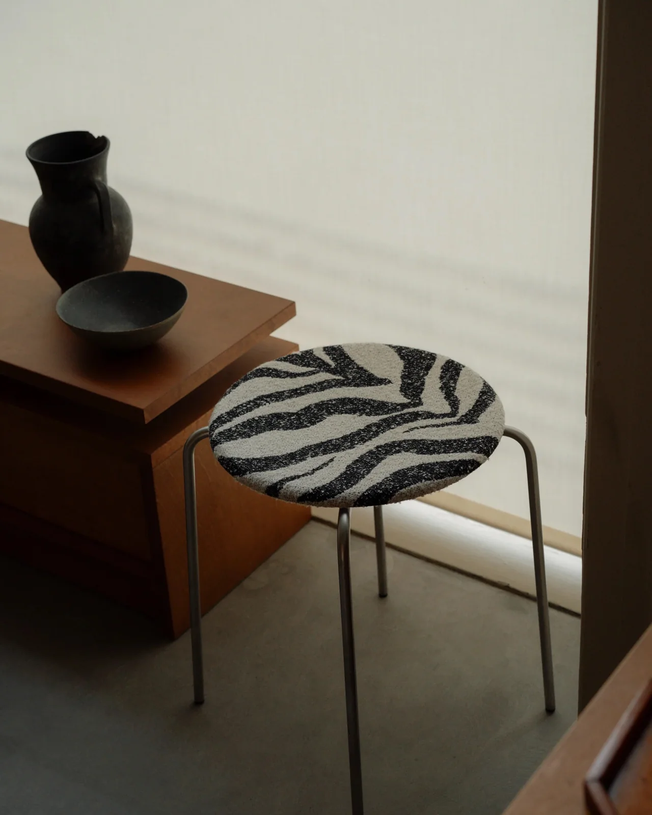 Petit Rond Stool | Stainless Steel / Zebra Fabric - Image 3
