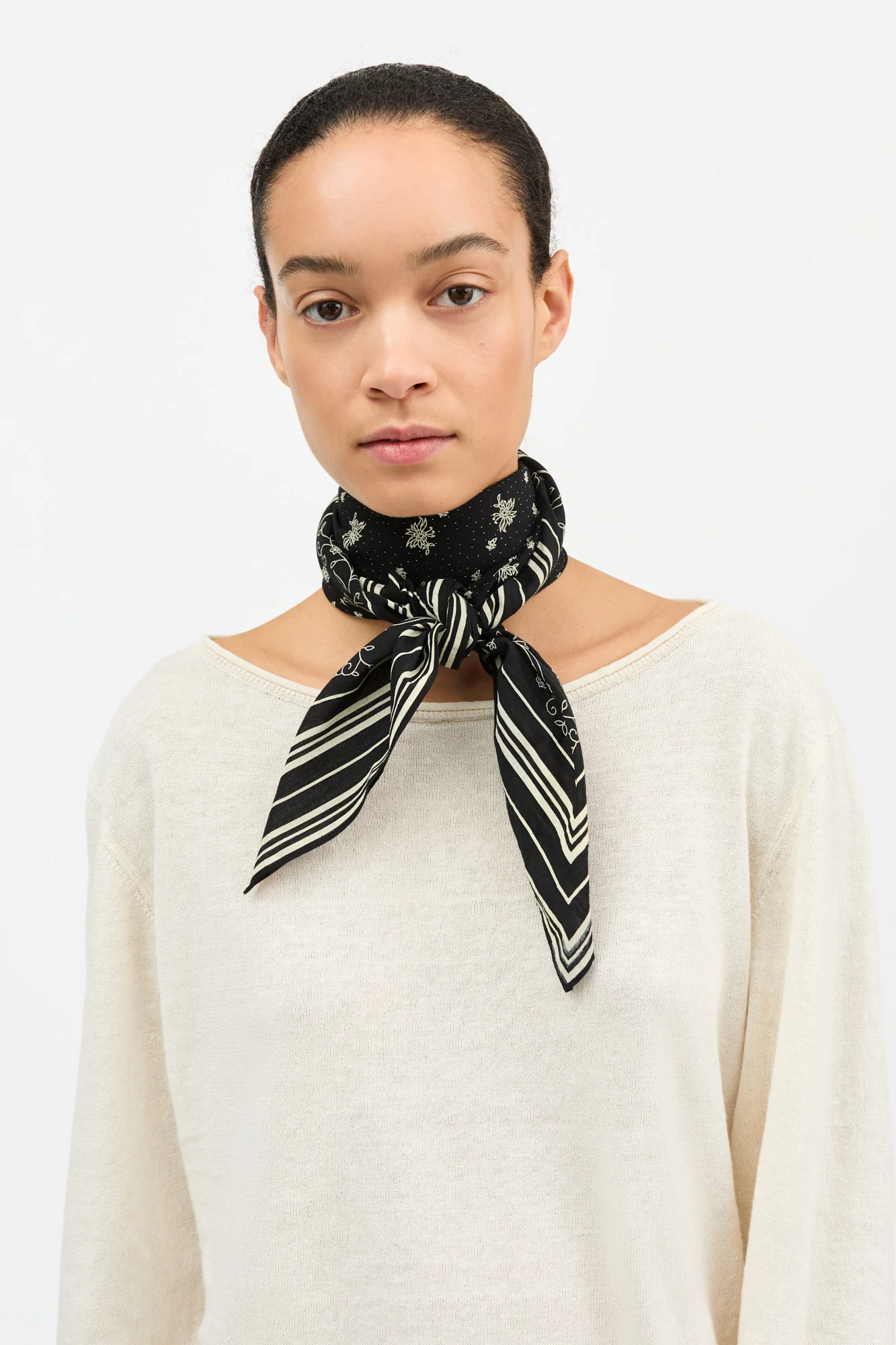 Skall Classic Scarf | Black 90x90 - Image 2
